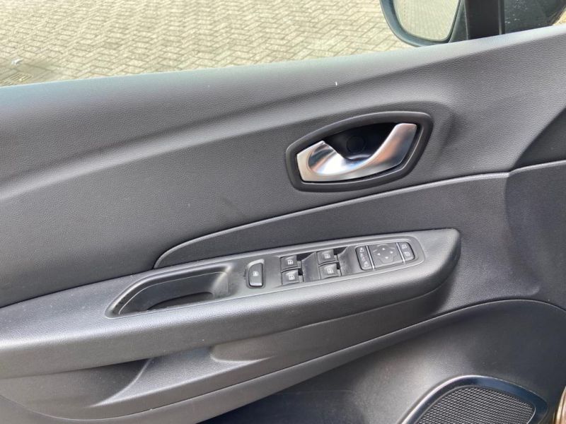 Renault Captur PG 942 X 08